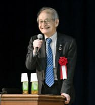 母校の大阪府立北野高で講演する吉野さん(28日、大阪市)=共同 母校の大阪府立北野高で講演する吉野さん(28日、大阪市)=共同