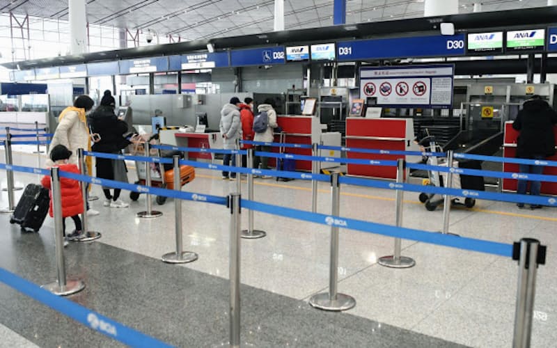 北京や上海などにも運航停止が広がる(27日、北京首都国際空港)=共同 北京や上海などにも運航停止が広がる(27日、北京首都国際空港)=共同