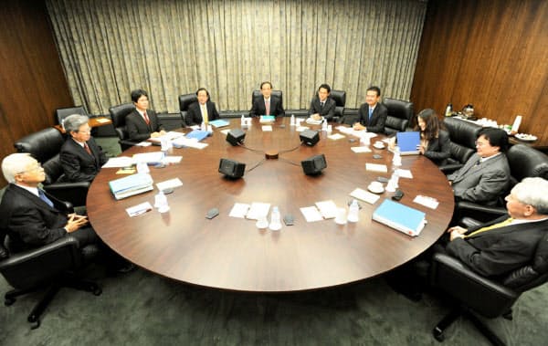 金融政策決定会合に臨む白川総裁(中央)ら(2009年10月14日、日銀本店)=共同