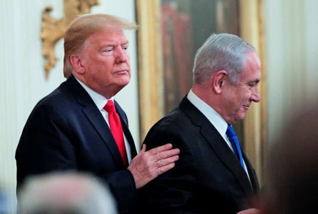 28日、ホワイトハウスで中東和平案の発表に臨んだトランプ米大統領(左)とネタニヤフ・イスラエル首相＝ロイター