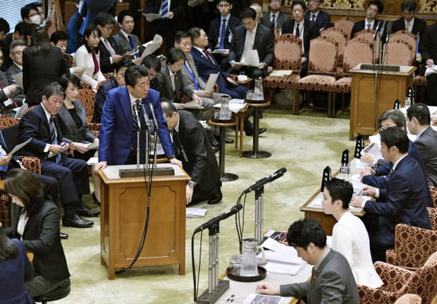 参院予算委で蓮舫氏(右手前から2人目)の質問に答弁する安倍首相=29日午前 参院予算委で蓮舫氏(右手前から2人目)の質問に答弁する安倍首相=29日午前