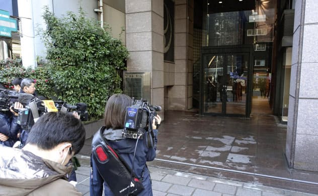 東京地検が家宅捜索に入った弘中惇一郎弁護士の事務所が入るビル(29日午後、東京都千代田区)=共同 東京地検が家宅捜索に入った弘中惇一郎弁護士の事務所が入るビル(29日午後、東京都千代田区)=共同