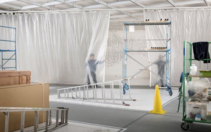 「非常にはっきりとわからない」展(千葉市美術館)の会場。作業員がおもむろに現れて作業を始める。こうした行為も状況も作品の一部だ。 Max Pinckers撮影 「非常にはっきりとわからない」展(千葉市美術館)の会場。作業員がおもむろに現れて作業を始める。こうした行為も状況も作品の一部だ。 Max Pinckers撮影