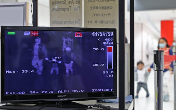 中国湖北省武漢市から到着した乗客らの体温をチェックする成田空港検疫所のモニター