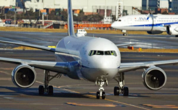 邦人を乗せて中国・武漢から到着した日本政府の全日空チャーター機(29日午前、羽田空港)=共同