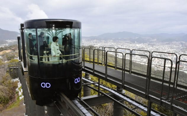 長崎市の稲佐山に新設されたスロープカー(29日)=共同 長崎市の稲佐山に新設されたスロープカー(29日)=共同