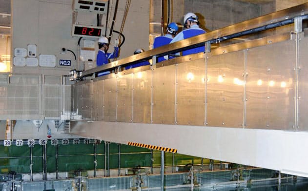 四国電力伊方原発3号機で公開された作業の様子=14日、愛媛県伊方町(代表撮影) 四国電力伊方原発3号機で公開された作業の様子=14日、愛媛県伊方町(代表撮影)