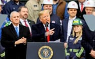 トランプ氏は企業関係者を署名式典に呼んでUSMCAを大々的にアピールした(29日、ホワイトハウス)=ロイター トランプ氏は企業関係者を署名式典に呼んでUSMCAを大々的にアピールした(29日、ホワイトハウス)=ロイター