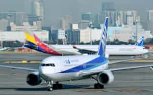 帰国希望の邦人を乗せ、武漢から到着したチャーター機の第2便(30日午前、羽田空港) 帰国希望の邦人を乗せ、武漢から到着したチャーター機の第2便(30日午前、羽田空港)