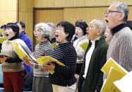 長崎の女性被爆者の半生を題材にした合唱組曲を練習する「平和の旅へ」合唱団のメンバーら(16日、長崎市)=共同 長崎の女性被爆者の半生を題材にした合唱組曲を練習する「平和の旅へ」合唱団のメンバーら(16日、長崎市)=共同