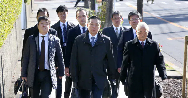 大阪高裁に入る泉佐野市の千代松市長(手前中央)ら(30日午前)