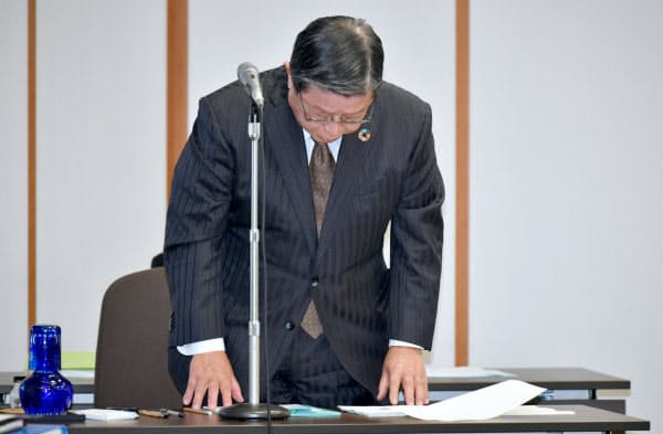 政治資金問題に関する堺市議会の調査特別委員会に出席し、頭を下げる竹山修身前市長(30日午前)