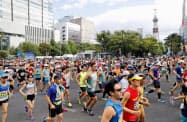 北海道マラソンで大通公園前をスタートするランナー(2018年、札幌市中央区)=共同 北海道マラソンで大通公園前をスタートするランナー(2018年、札幌市中央区)=共同