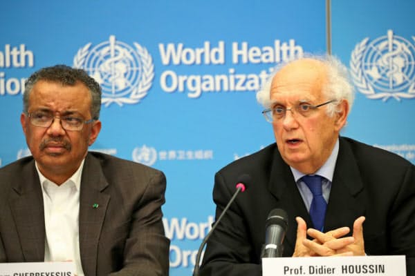 30日、記者会見するWHOのテドロス事務局長(左)と緊急委員会のフサン委員長=ロイター