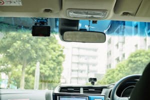 車内に搭載したカメラで「ながら運転」を監視