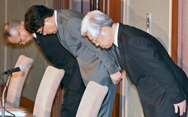 業務改善計画についての記者会見の冒頭、頭を下げる(右から)かんぽ生命保険の千田哲也社長、日本郵政の増田寛也社長、日本郵便の衣川和秀社長(31日、東京都千代田区)