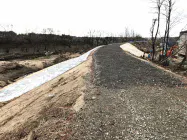応急の補修工事を進める阿武隈川支流の谷田川(福島県郡山市) 応急の補修工事を進める阿武隈川支流の谷田川(福島県郡山市)