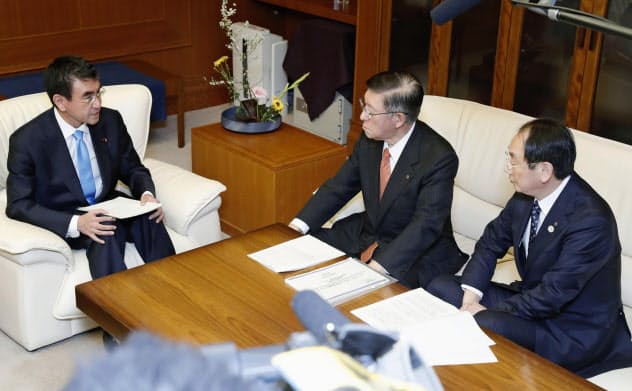 河野防衛相(左)と秋田県の佐竹敬久知事(中央)、穂積志秋田市長(31日午後、防衛省)=共同 河野防衛相(左)と秋田県の佐竹敬久知事(中央)、穂積志秋田市長(31日午後、防衛省)=共同