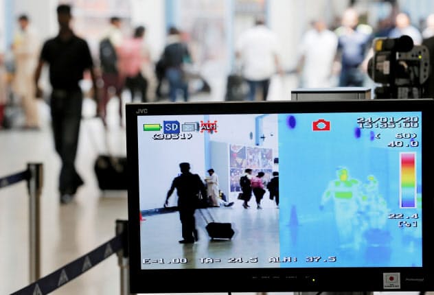 新型肺炎対策でも各国の空港で体温検知システムが使われている=ロイター 新型肺炎対策でも各国の空港で体温検知システムが使われている=ロイター