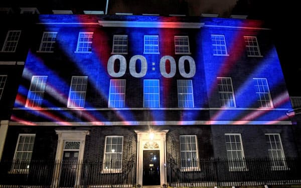英首相官邸の壁に投影されたEU離脱へのカウントダウン（31日、ロンドン）=ロイター