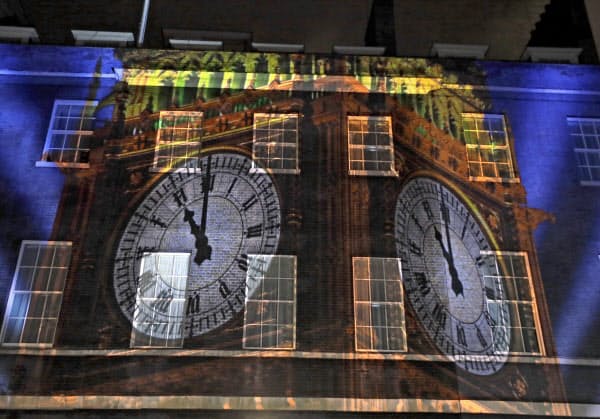 EU離脱で英首相官邸に映し出された、国会議事堂の時計台「ビッグベン」の映像(31日)=AP