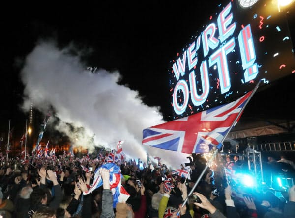 英国がEUを離脱し、気勢を上げる人たち(31日、ロンドン)=三村幸作撮影