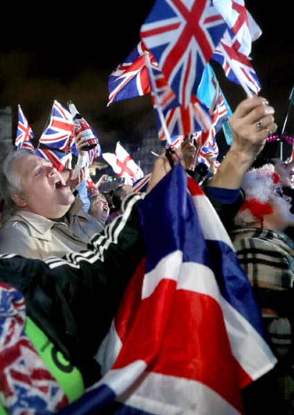 英国がEUを離脱し、気勢を上げる人たち(31日、ロンドン)=三村幸作撮影