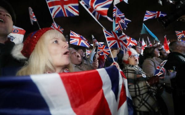 英国のEU離脱を喜ぶ人たち(31日、ロンドン)=三村幸作撮影