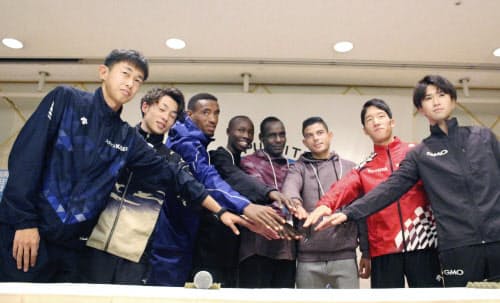 別府大分毎日マラソンを前に、記者会見でポーズをとる佐々木悟(左端)ら(1日、大分市)=共同