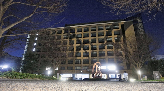 内閣官房の職員飛び降りか 埼玉 帰国者受け入れ先 日本経済新聞