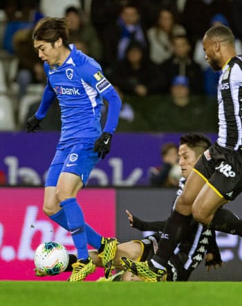 伊東純也が決勝点アシスト サッカーベルギー1部 写真 共同 日本経済新聞