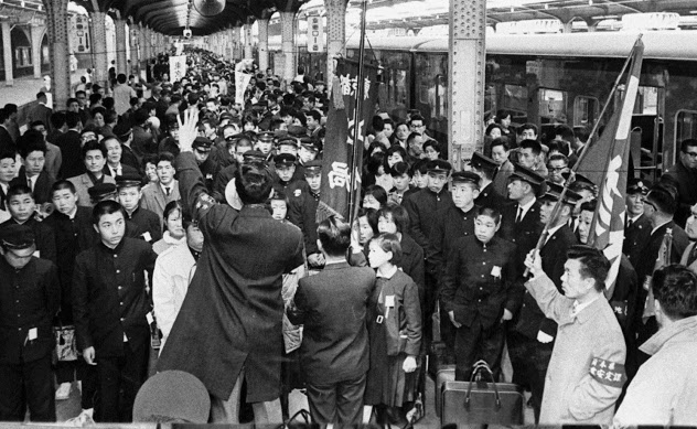 北関東から着いた集団就職列車の一行(1964年3月18日、東京上野駅で)=共同 北関東から着いた集団就職列車の一行(1964年3月18日、東京上野駅で)=共同