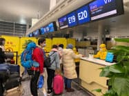 1日夜、中国・武漢の空港でチャーター機の搭乗手続きをするインドネシア人帰国者(在北京インドネシア大使館提供) 1日夜、中国・武漢の空港でチャーター機の搭乗手続きをするインドネシア人帰国者(在北京インドネシア大使館提供)