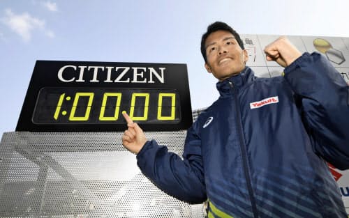 1時間0分0秒の日本新記録をマークし、ポーズをとる小椋裕介(2日、Pikaraスタジアム)=共同