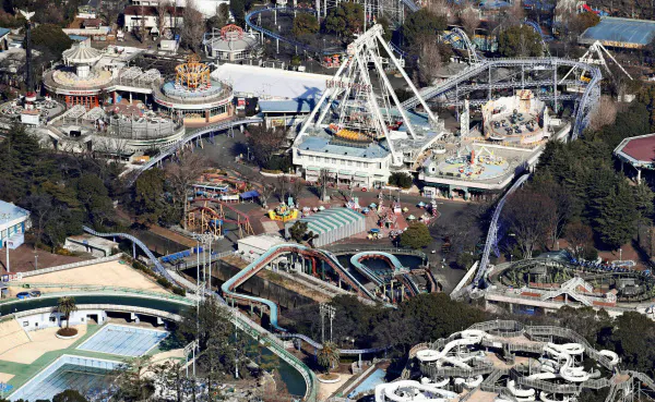 プールや遊戯施設が並ぶ東京都練馬区のとしまえん(3日午前)=共同