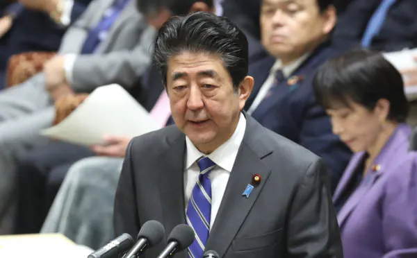 衆院予算委で新型肺炎への対応について答弁する安倍首相(3日午前)
