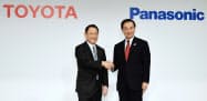 車載用電池の提携発表で握手するパナソニックの津賀一宏社長(右)とトヨタの豊田章男社長(2017年、東京都港区) 車載用電池の提携発表で握手するパナソニックの津賀一宏社長(右)とトヨタの豊田章男社長(2017年、東京都港区)