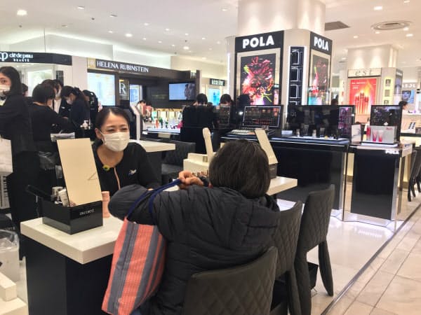 売り場にはマスクを付けた従業員の姿も目立つ(都内の百貨店)