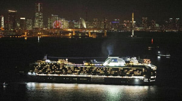 横浜市沖に到着したクルーズ客船「ダイヤモンド・プリンセス」(3日午後8時9分)=共同