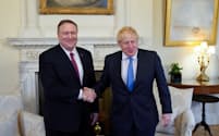 ポンペオ米国務長官(左)と会談したジョンソン英首相（30日、ロンドンの首相官邸）=ロイター