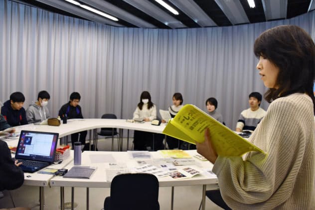 東日本大震災の伝承を考えようと原爆投下を題材にした絵本の朗読会を企画し、学生らと練習する奥村志都佳さん(手前右端)(1日、仙台市)=共同 東日本大震災の伝承を考えようと原爆投下を題材にした絵本の朗読会を企画し、学生らと練習する奥村志都佳さん(手前右端)(1日、仙台市)=共同