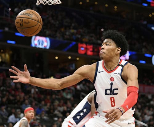 ウォリアーズ戦に先発出場したウィザーズの八村(3日、ワシントン)=AP