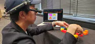 スマートグラスを使った組み立て支援のデモ スマートグラスを使った組み立て支援のデモ