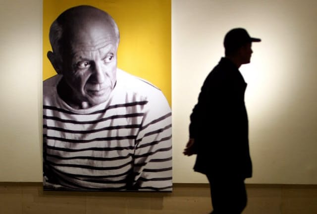 2001年、中国の美術館で展示されたパブロ・ピカソの肖像。トレードマークのバスクシャツを着ている＝ロイター
