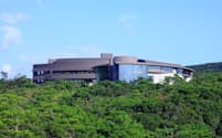 高台に立つ沖縄科学技術大学院大学の研究棟（OIST提供）