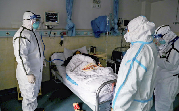 中国・武漢の病院で新型肺炎の患者の対応にあたる医療関係者ら(3日、画像の一部に加工をしています)=共同 中国・武漢の病院で新型肺炎の患者の対応にあたる医療関係者ら(3日、画像の一部に加工をしています)=共同