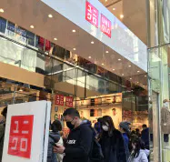 マスクを付けた外国人客が開店を待つ(29日、東京都中央区の「ユニクロ銀座店」) マスクを付けた外国人客が開店を待つ(29日、東京都中央区の「ユニクロ銀座店」)