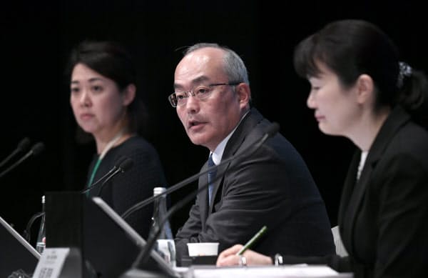 決算発表するソニーの十時CFO(中)(4日、東京都港区)