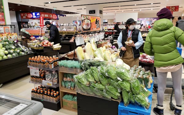 上海市内のスーパーは現時点では商品は豊富だ（2日）