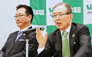 記者会見する日本電産の永守会長兼CEO(右)と関次期社長(4日午後、京都市中京区) 記者会見する日本電産の永守会長兼CEO(右)と関次期社長(4日午後、京都市中京区)